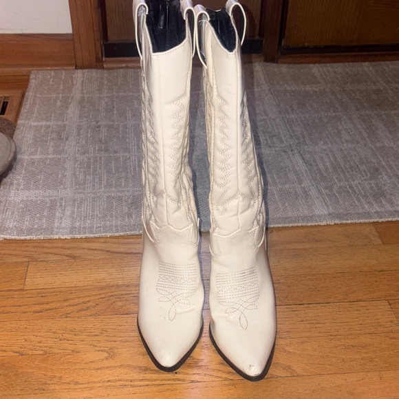 White Western Cowboy Boots - Picture 2 of 9